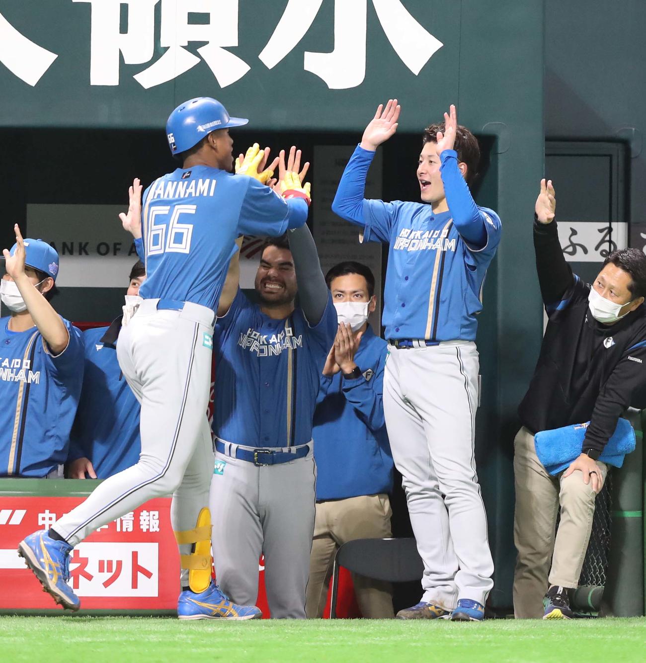 ソフトバンク対日本ハム　5回表、2点本塁打を放った万波を出迎える吉田（撮影・黒川智章）