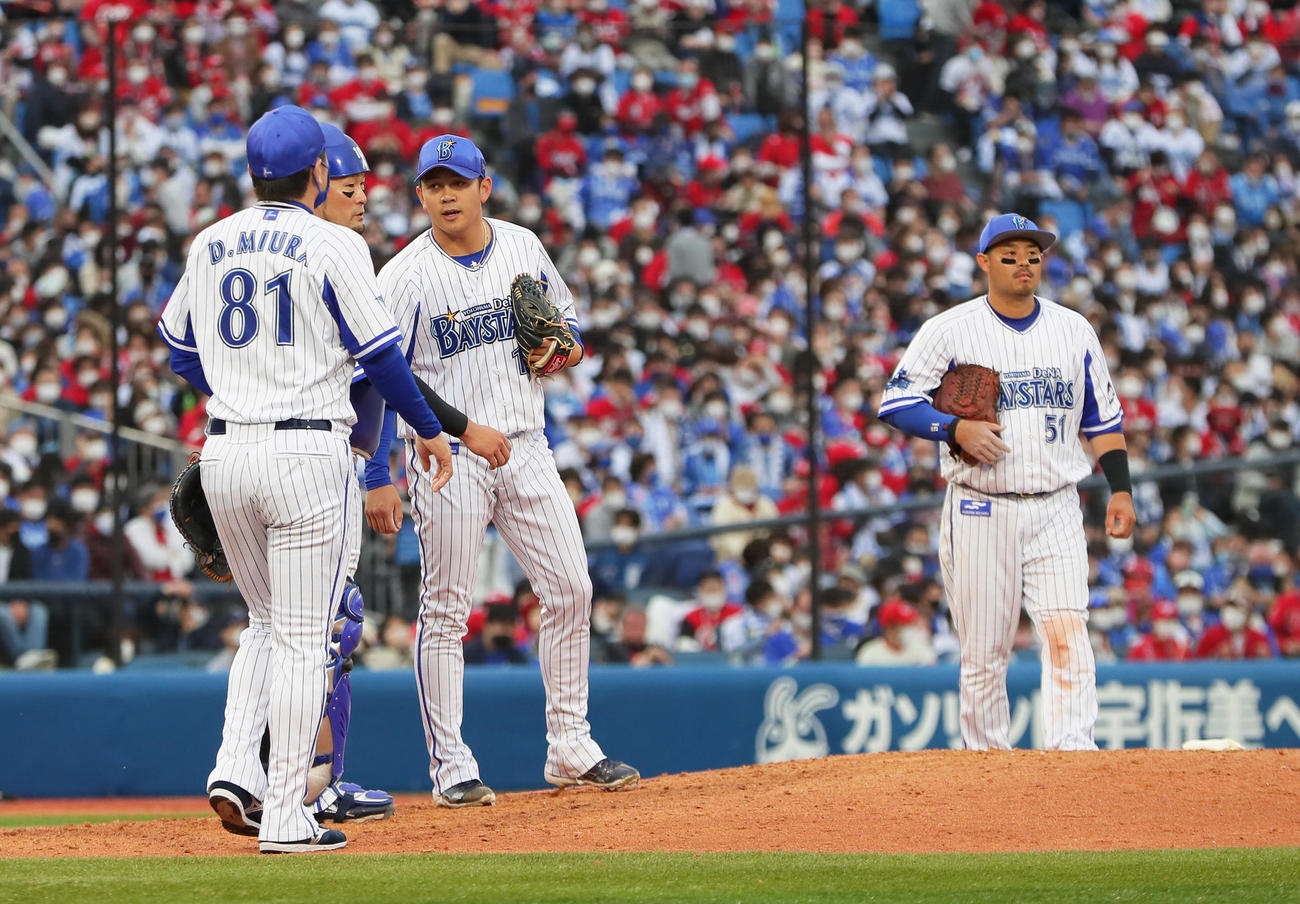DeNA対広島　9回、マウンドへ向かいDeNA山崎（中央）に声をかける三浦監督（左）（撮影・足立雅史）