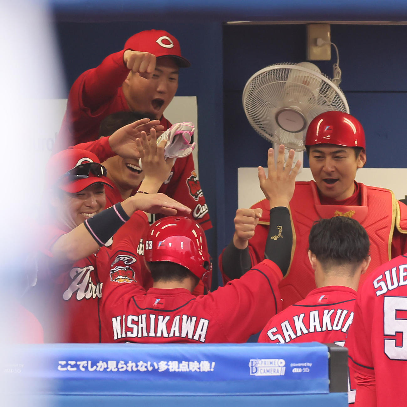 DeNA対広島　9回決勝打の西川（中央）はベンチで祝福を受ける（撮影・足立雅史）