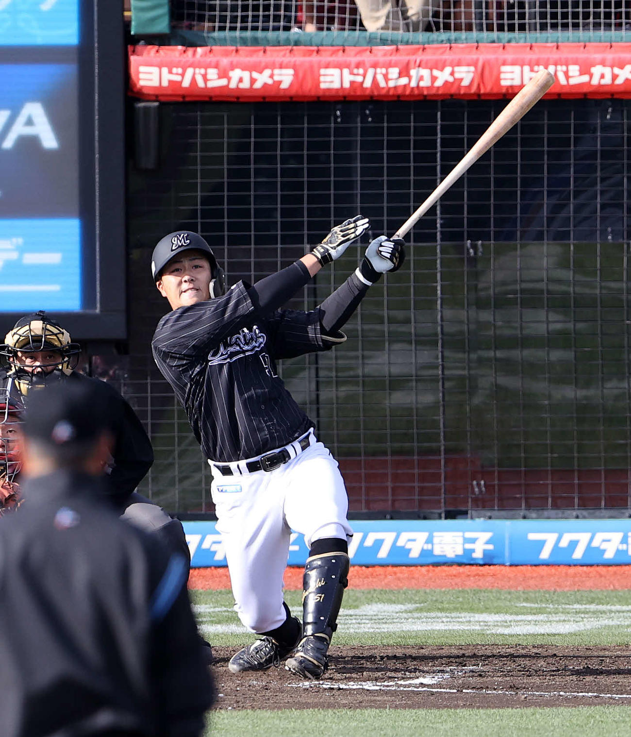 楽天対ロッテ　8回表ロッテ1死一、二塁、山口は左越え本塁打を放つ（撮影・鈴木正人）