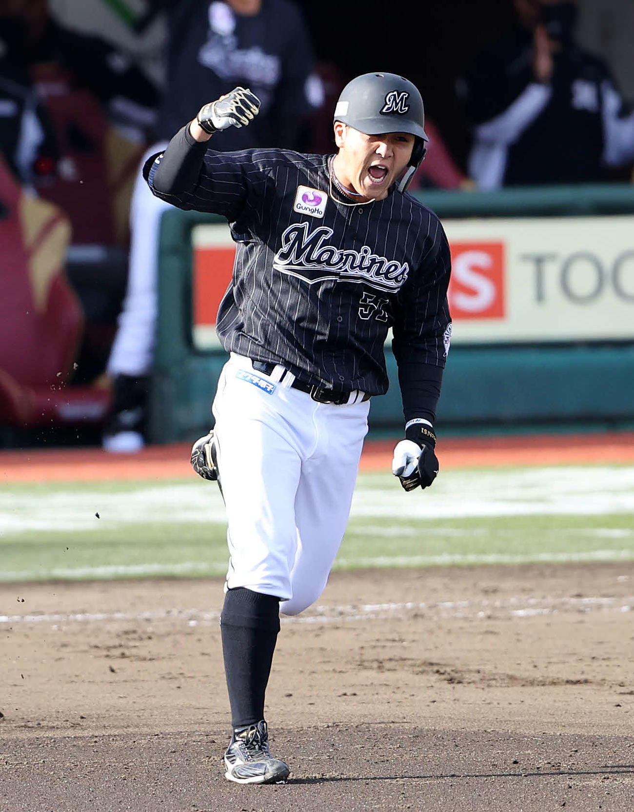 楽天対ロッテ　8回表ロッテ1死一、二塁、山口は左越え本塁打を放ちガッツポーズ（撮影・鈴木正人）