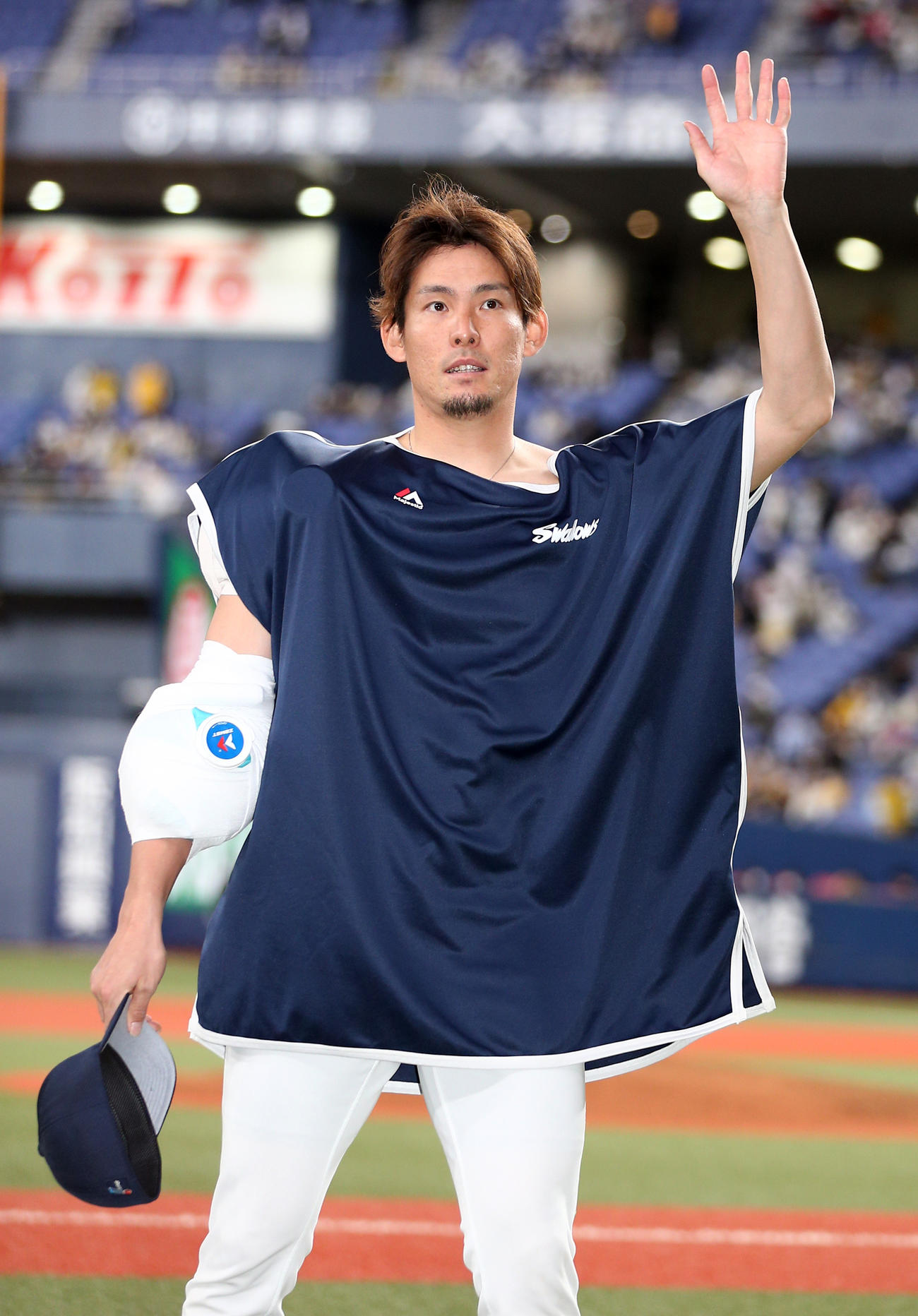 阪神対ヤクルト　阪神に勝利し、ファンの歓声に手を振って応えるヤクルト高梨（撮影・上山淳一）