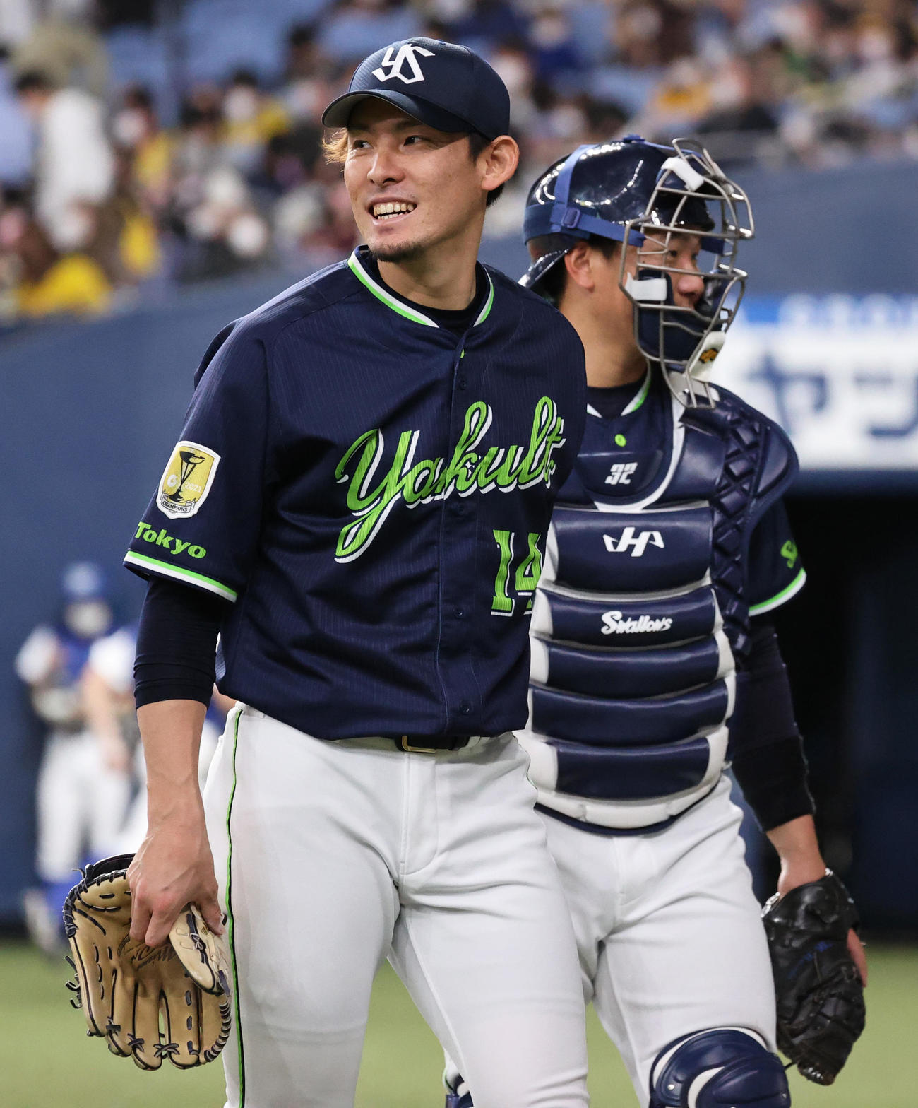 阪神対ヤクルト　ヤクルト高梨（手前）は4回のピンチを抑え、笑顔でベンチへ引き揚げる（撮影・上山淳一）