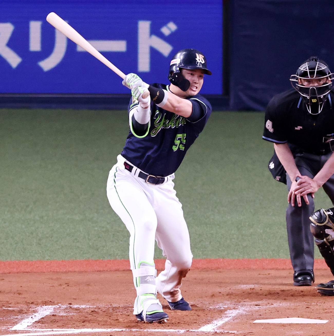 阪神対ヤクルト　6回表ヤクルト無死一、三塁、村上は左前適時打を放つ（撮影・加藤哉）