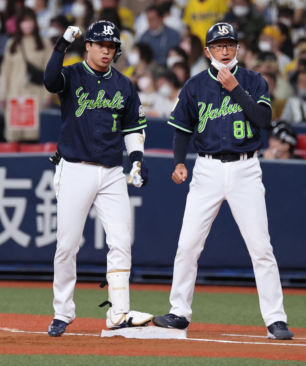 阪神対ヤクルト　6回表ヤクルト無死一、二塁、山田（左）は左前適時打を放ち一塁でガッツポーズする（撮影・上山淳一）