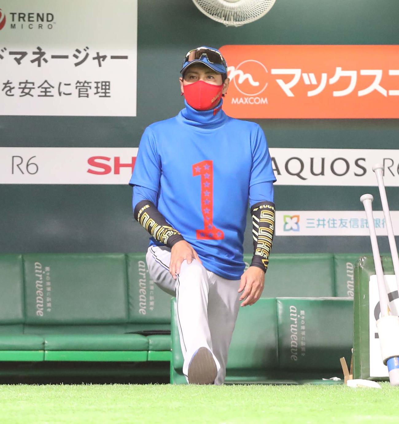 ソフトバンク対日本ハム　試合前、前面に「1」とプリントされたシャツでベンチに登場する新庄監督（撮影・黒川智章）