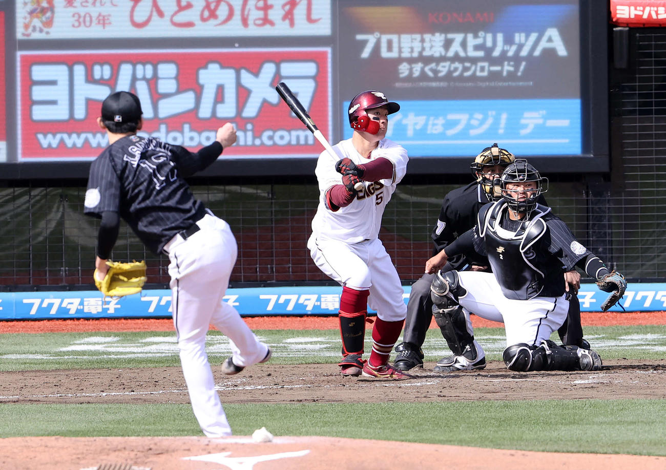 楽天対ロッテ　3回裏楽天無死一塁、安田は左前打を放つ（撮影・鈴木正人）
