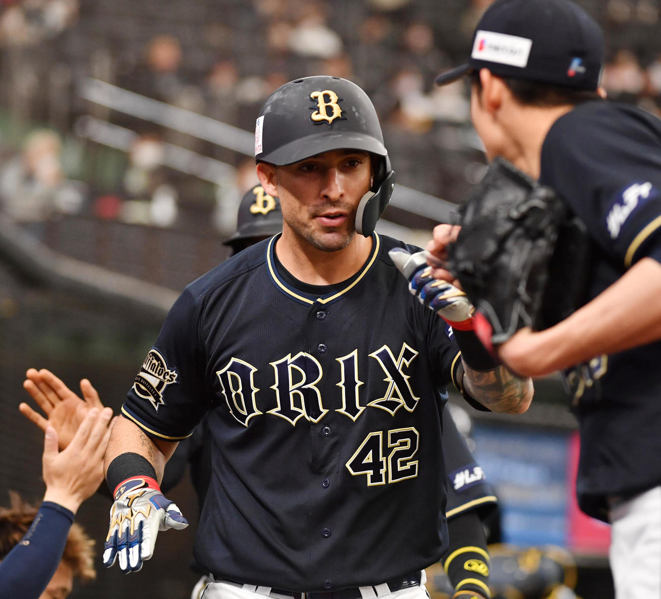西武対オリックス　3回表オリックス2死一塁、ラベロは左越えに本塁打を放ちナインの出迎えを受ける（撮影・柴田隆二）