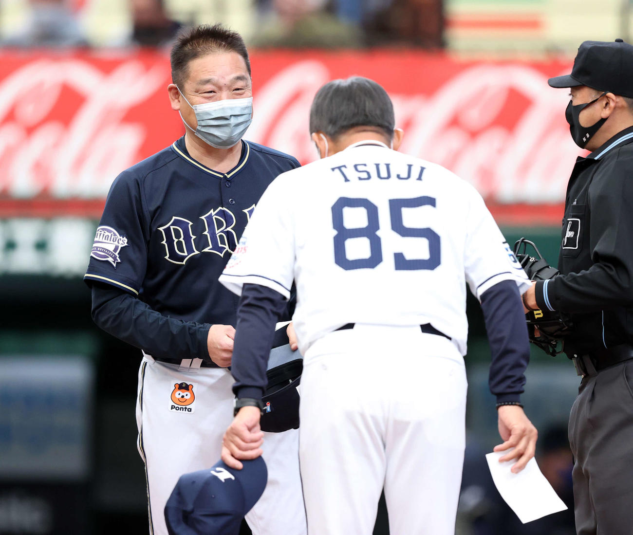 西武対オリックス　試合前のメンバー交換で、あいさつする辻監督（手前）に笑顔を見せる中嶋監督（撮影・浅見桂子）