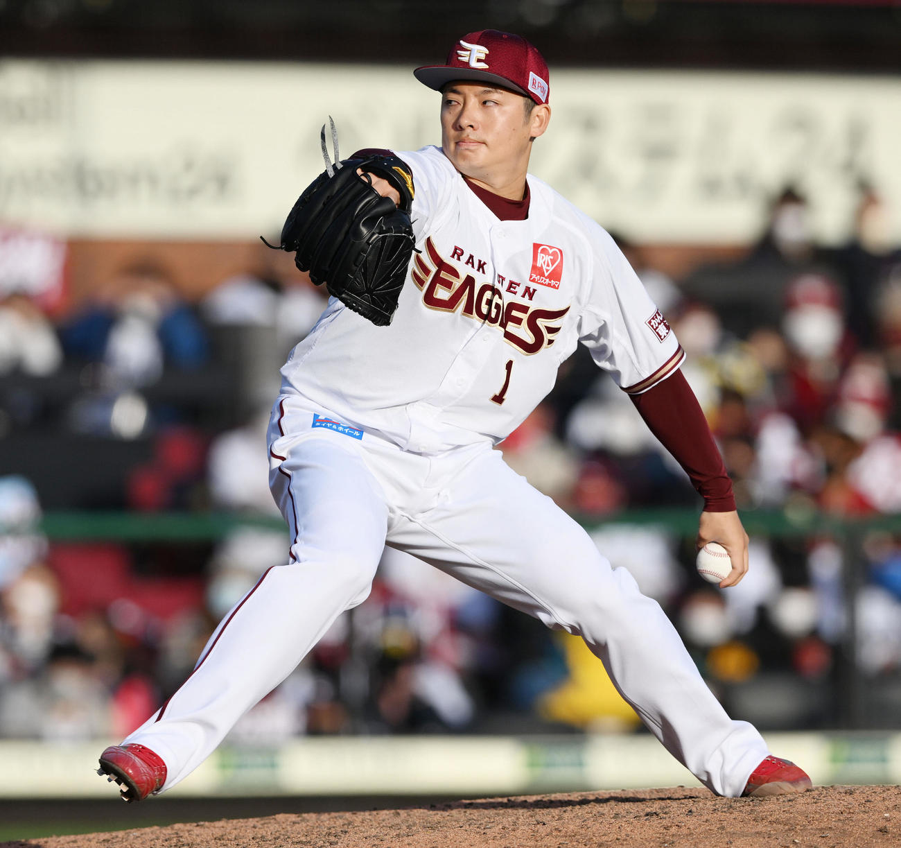 楽天対ロッテ　楽天6番手で投球する松井裕（撮影・滝沢徹郎）