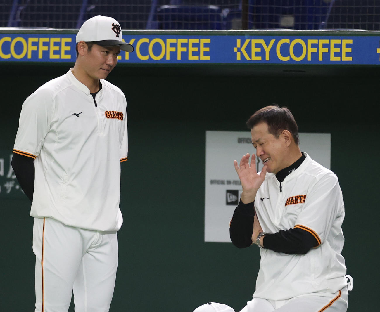 試合前、軽い調整を行った後、原監督（右）に呼ばれ、話をする巨人坂本（撮影・狩俣裕三）