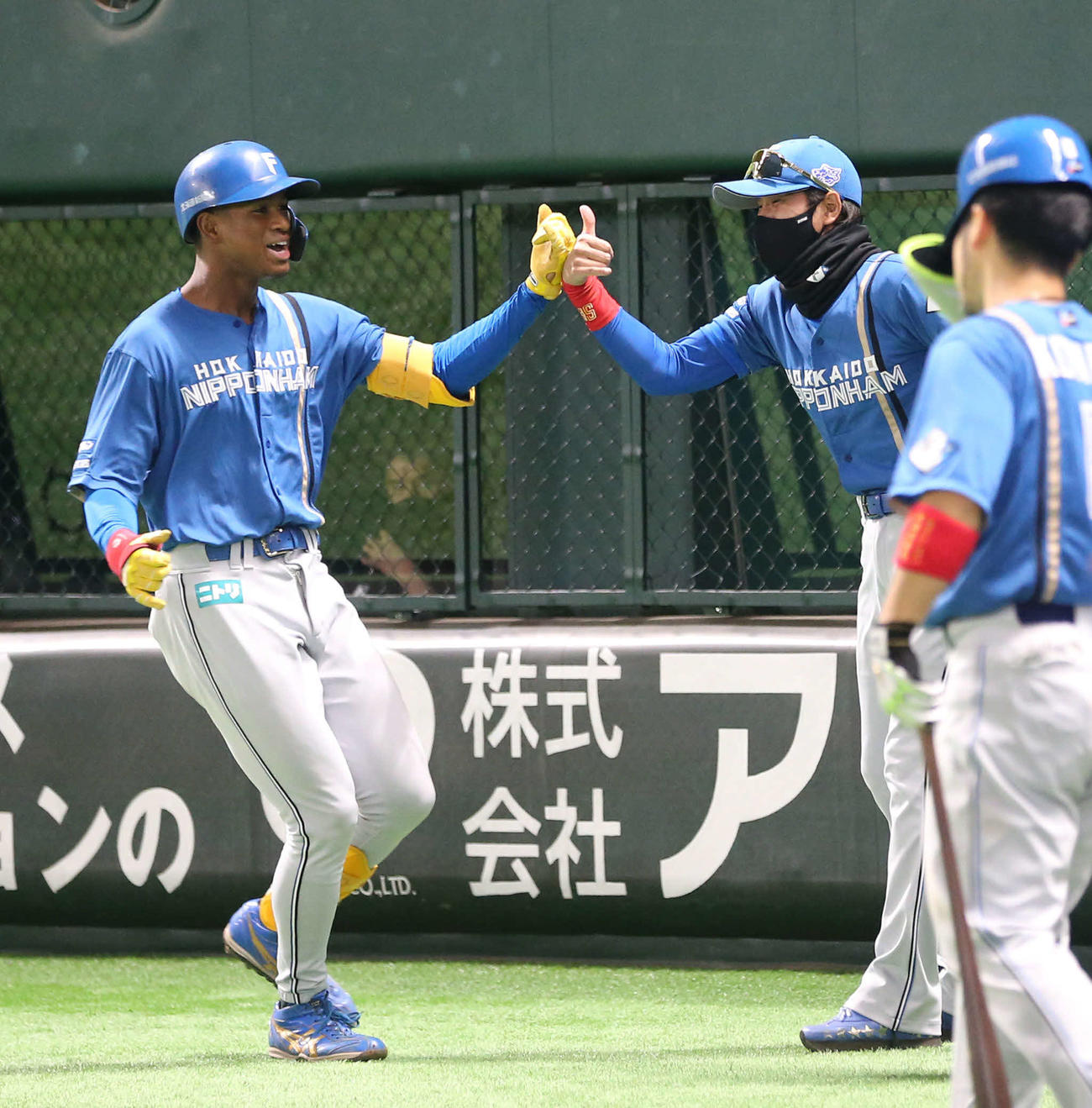 ソフトバンク対日本ハム　5回表日本ハム1死三塁、左越え2点本塁打の万波（左）を迎える新庄監督（撮影・屋方直哉）