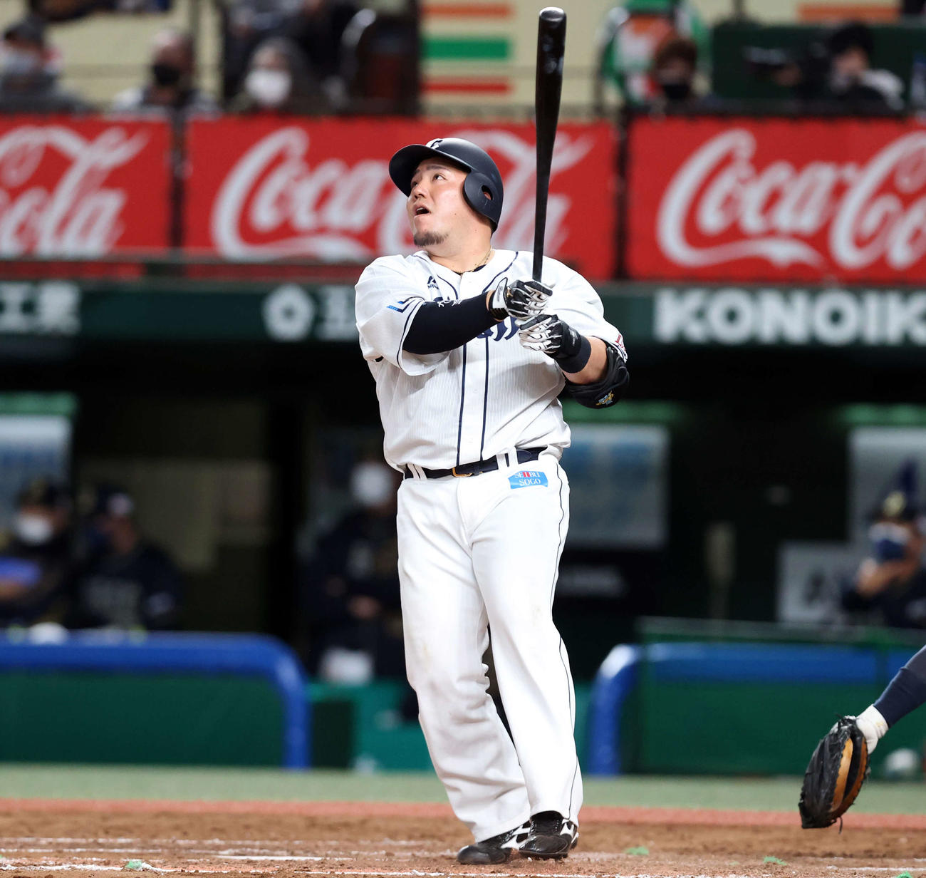 西武対オリックス　8回裏西武1死一塁、山川は中越え二塁打を放ち打球を見つめる（撮影・浅見桂子）
