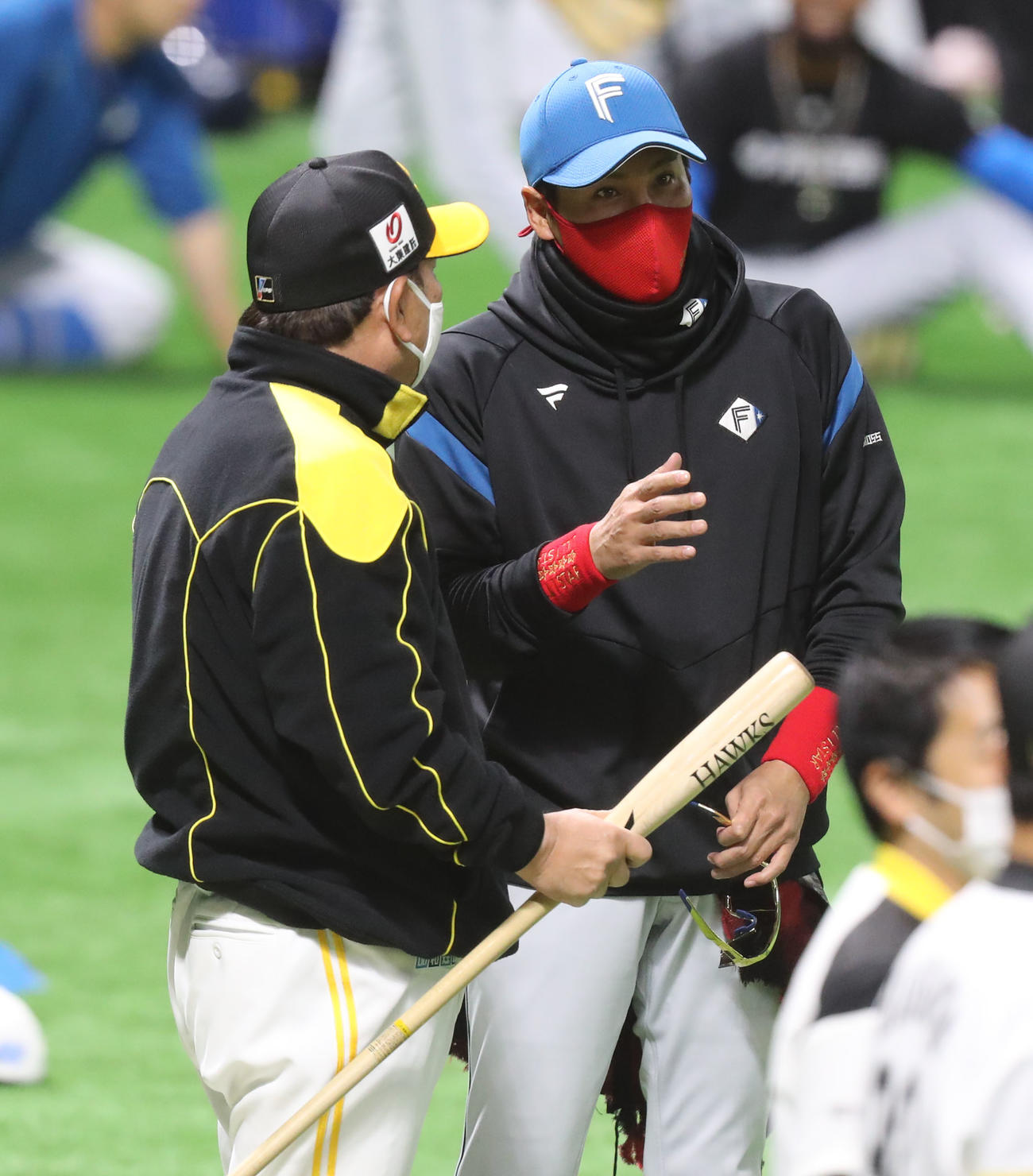 ソフトバンク対日本ハム　試合前の練習で話をする藤本監督（左）と新庄監督（撮影・屋方直哉）