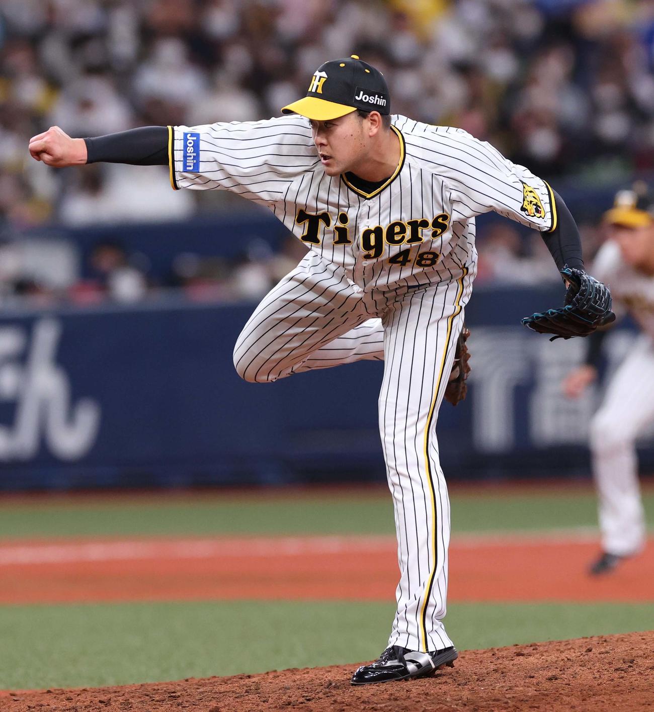 阪神対ヤクルト　阪神2番手で登板する斎藤（撮影・上田博志）