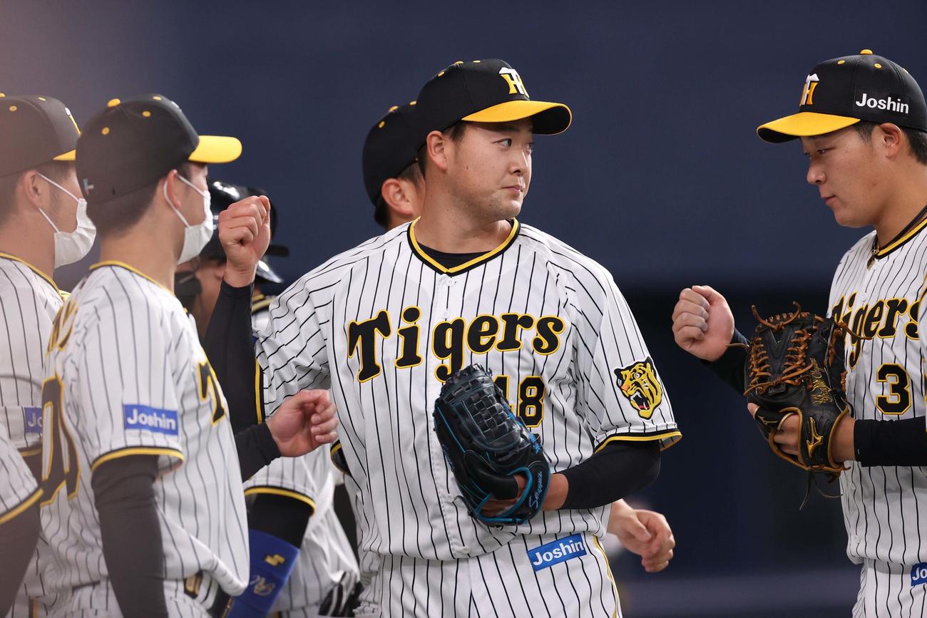 阪神対ヤクルト　2番手で登板した斎藤はヤクルト打線を3者三振に仕留めた（撮影・上田博志）