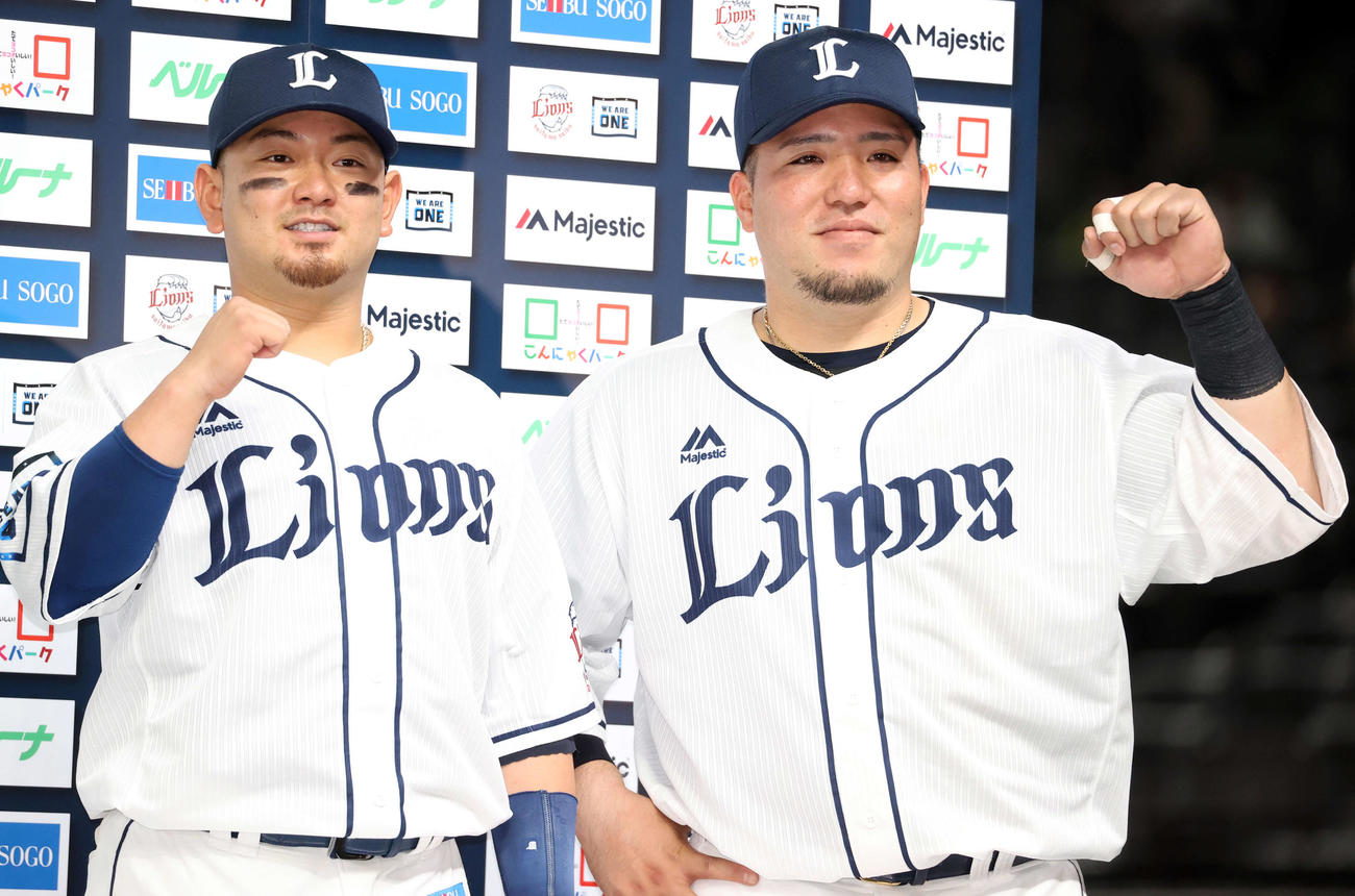 西武対オリックス　ヒーローインタビューでガッツポーズする西武森（左）と山川（撮影・浅見桂子）