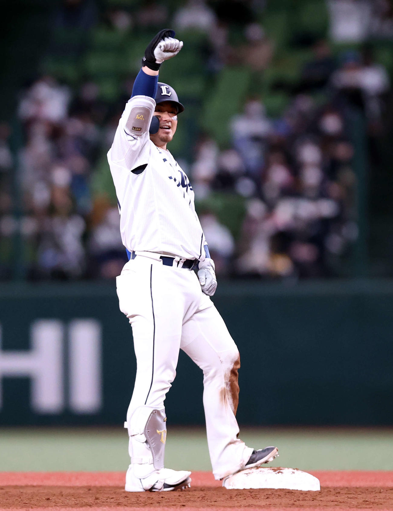 西武対オリックス　8回裏西武1死二、三塁、逆転の中2点適時二塁打を放ちガッツポーズする森（撮影・浅見桂子）