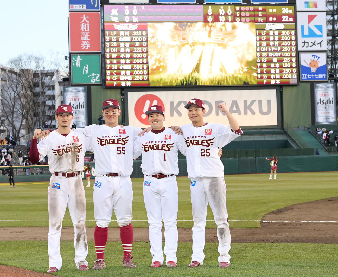 楽天対ロッテ　ヒーローインタビューを終え記念撮影する、左から楽天西川、安田、松井裕、田中和（撮影・滝沢徹郎）
