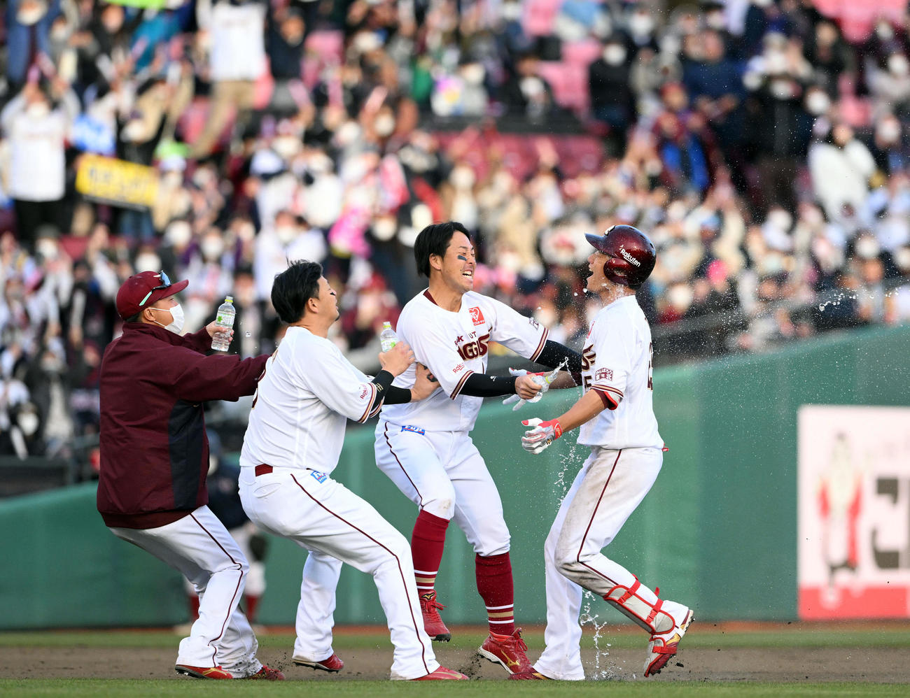 楽天対ロッテ　11回裏楽天2死二塁、サヨナラ打を放った田中和（右）はウオーターシャワーで祝福される（撮影・滝沢徹郎）