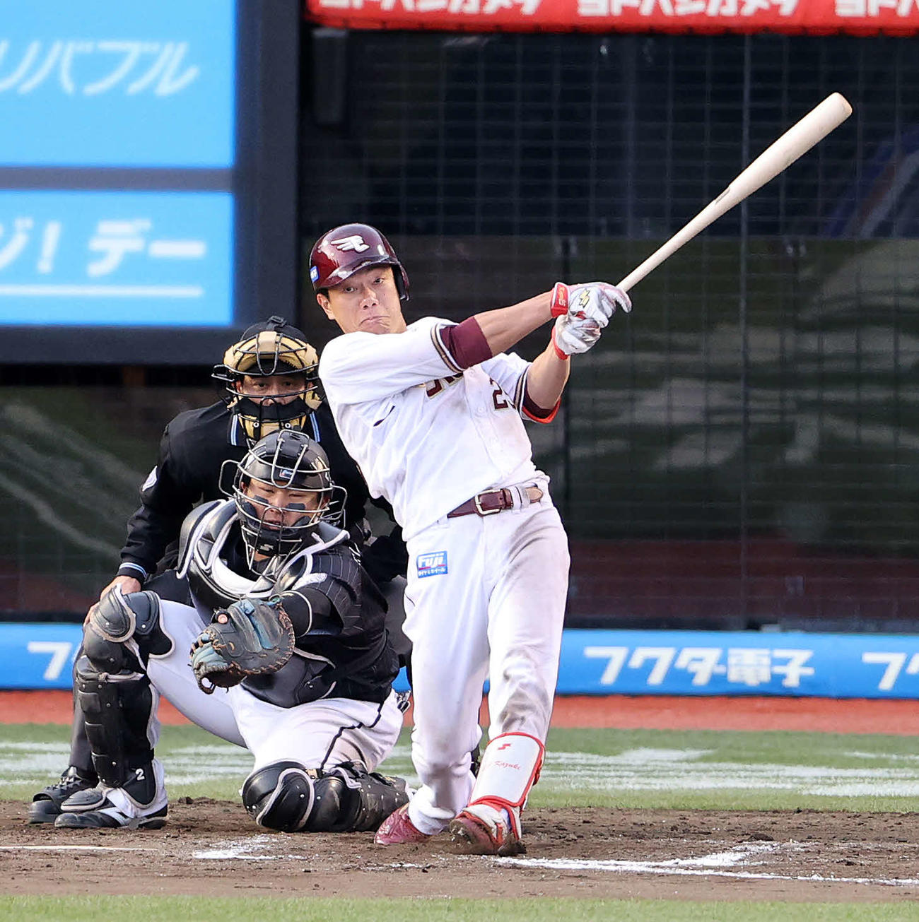 楽天対ロッテ　11回裏楽天2死二塁、田中和はサヨナラ中越え適時二塁打を放つ（撮影・鈴木正人）