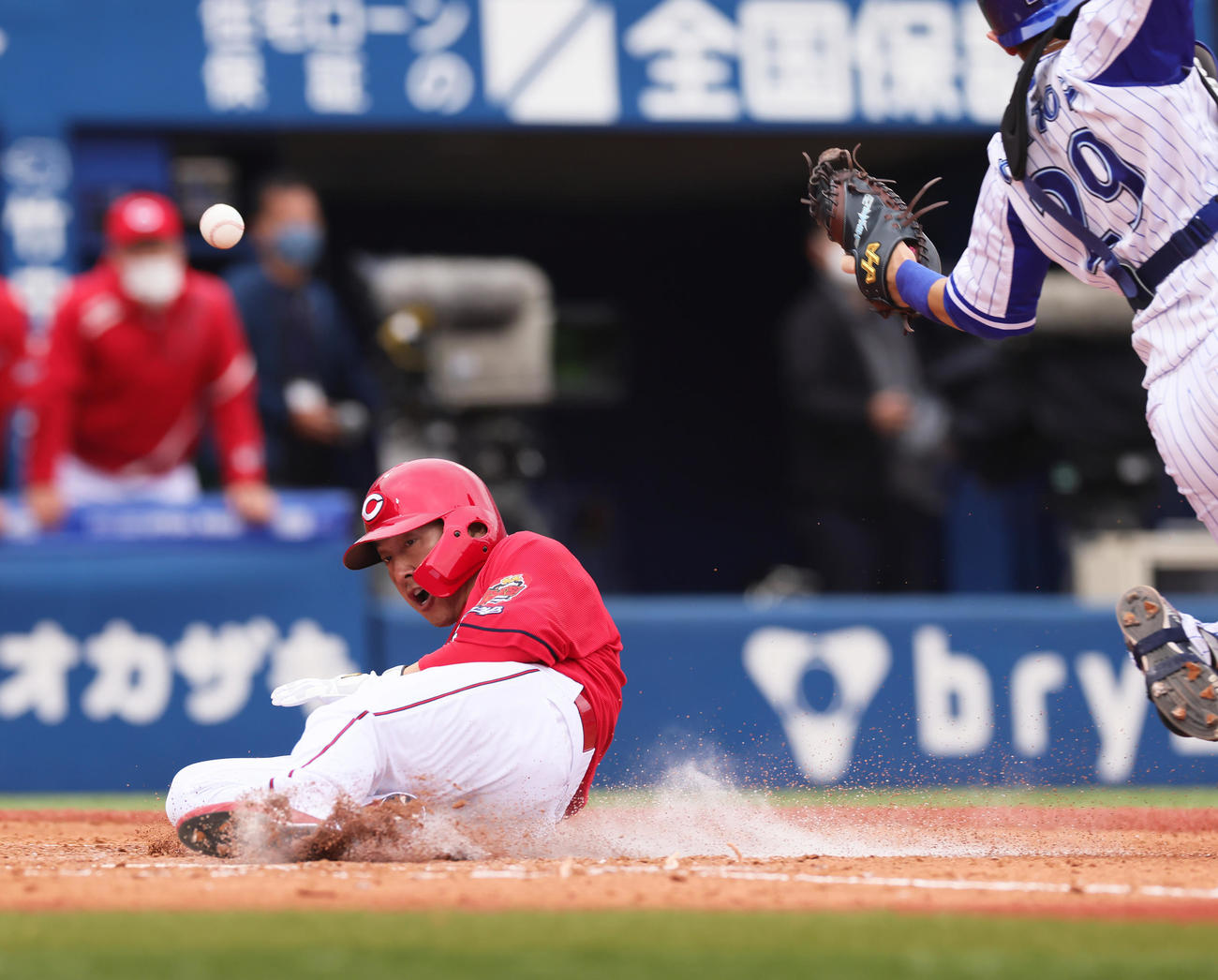 DeNA対広島　5回表広島2死一塁、西川の右越え二塁打と相手悪送球の間に生還する一塁走者長野（撮影・足立雅史）