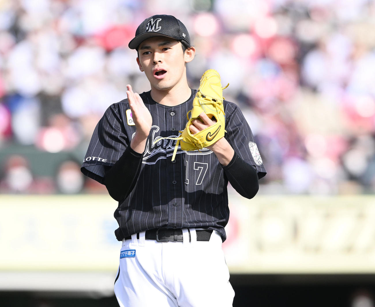 楽天対ロッテ　5回裏楽天無死一塁、安田を併殺打に仕留めグラブをたたく佐々木朗（撮影・滝沢徹郎）