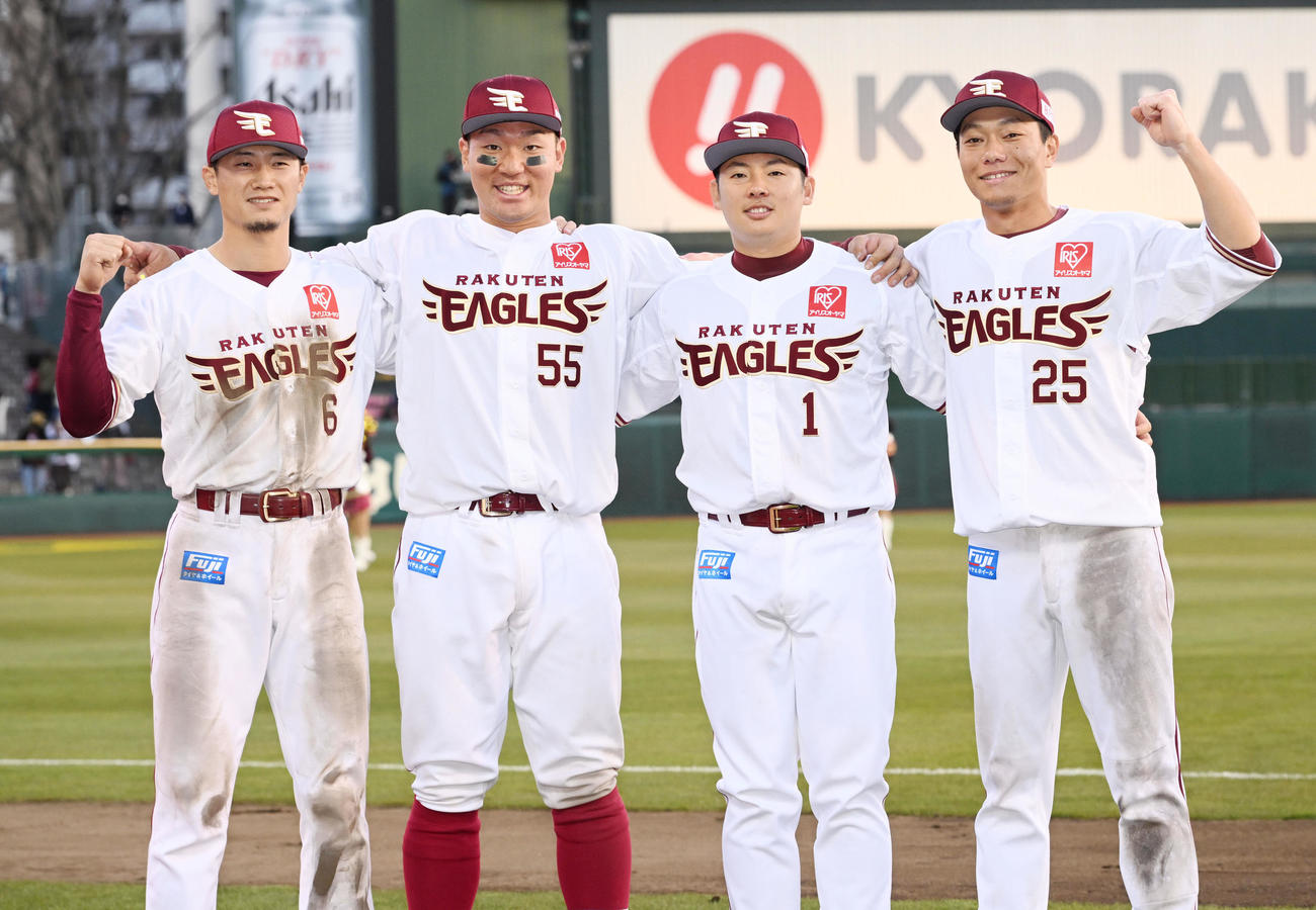楽天対ロッテ　ヒーローインタビューを終え記念撮影する楽天の、左から西川、安田、松井裕、田中和（撮影・滝沢徹郎）