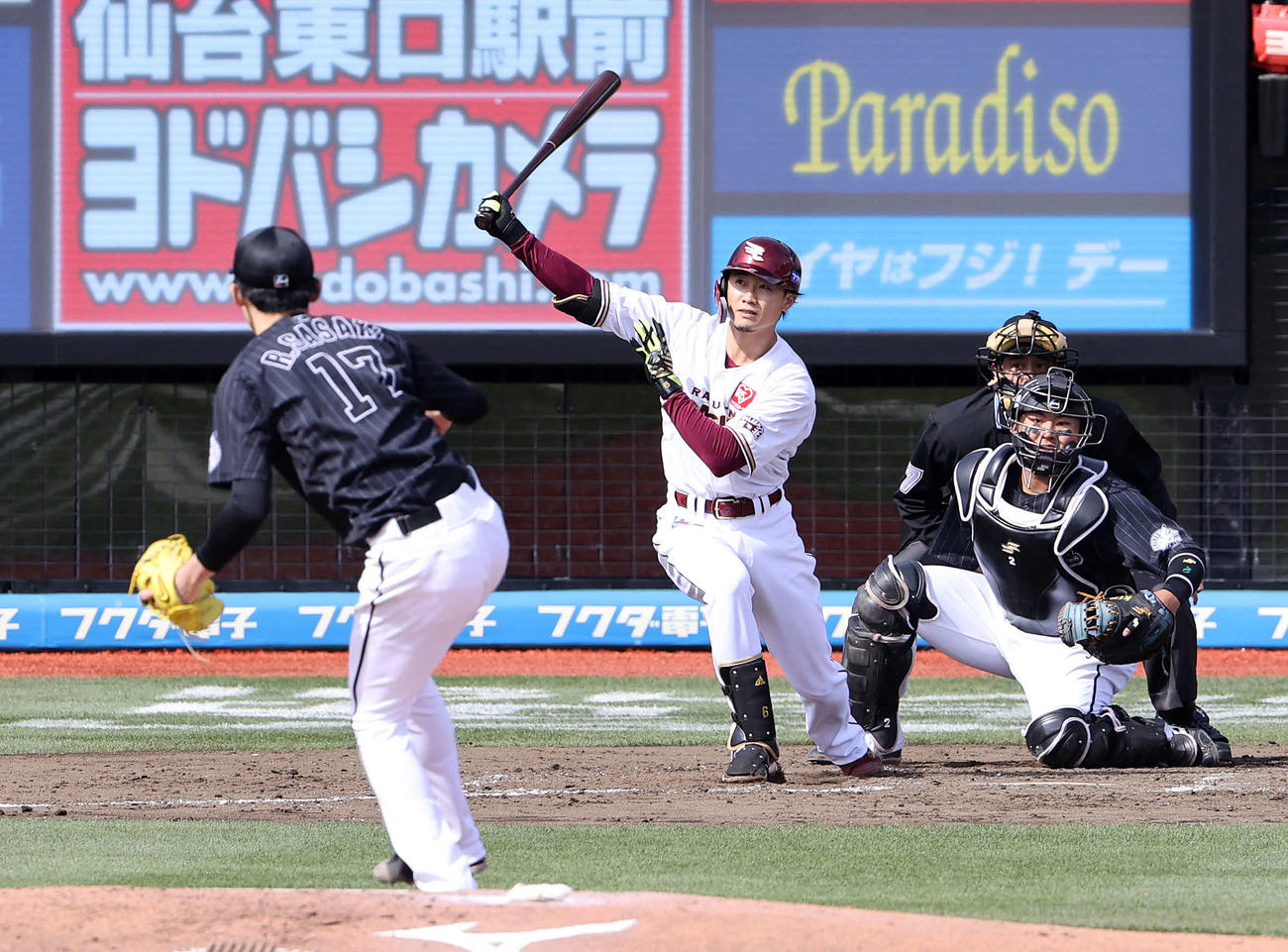 楽天対ロッテ　3回裏楽天1死一、二塁、西川は右越え適時二塁打を放つ（撮影・鈴木正人）