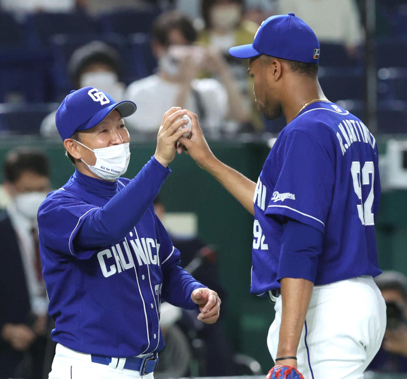 巨人に勝利し、R・マルティネス（右）から勝利球を受け取る立浪監督（撮影・河田真司）