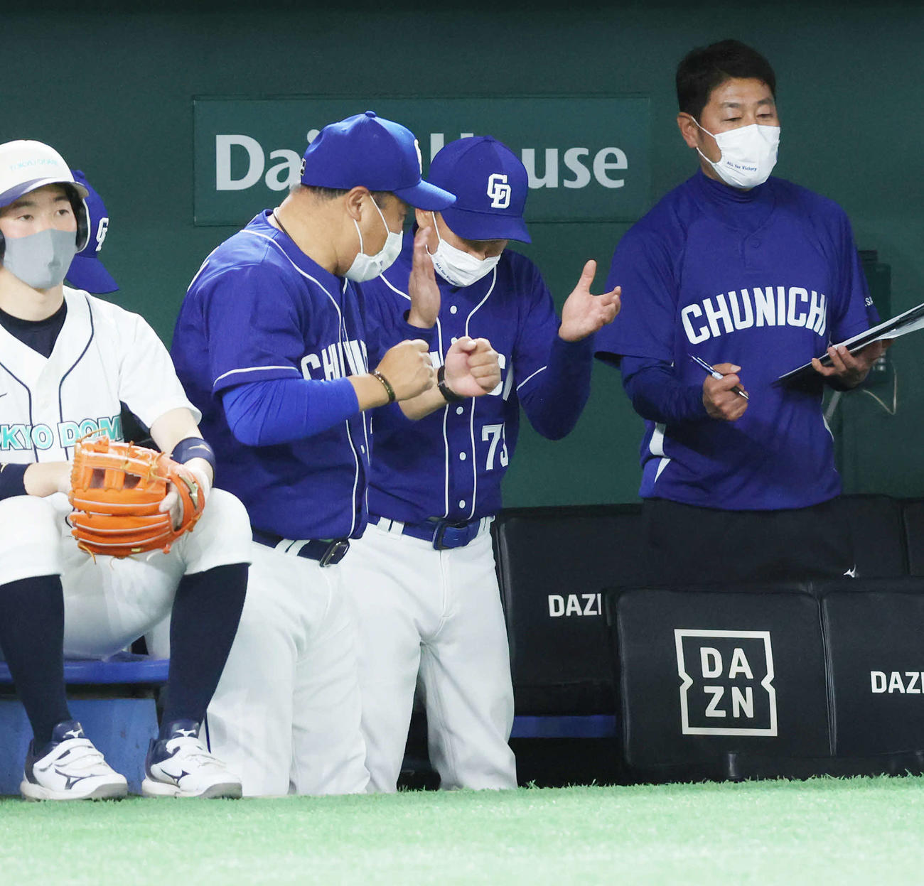 延長10回裏、最終打者の丸が三ゴロに倒れ、力強く手をたたく立浪和義監督（中央）（撮影・河田真司）