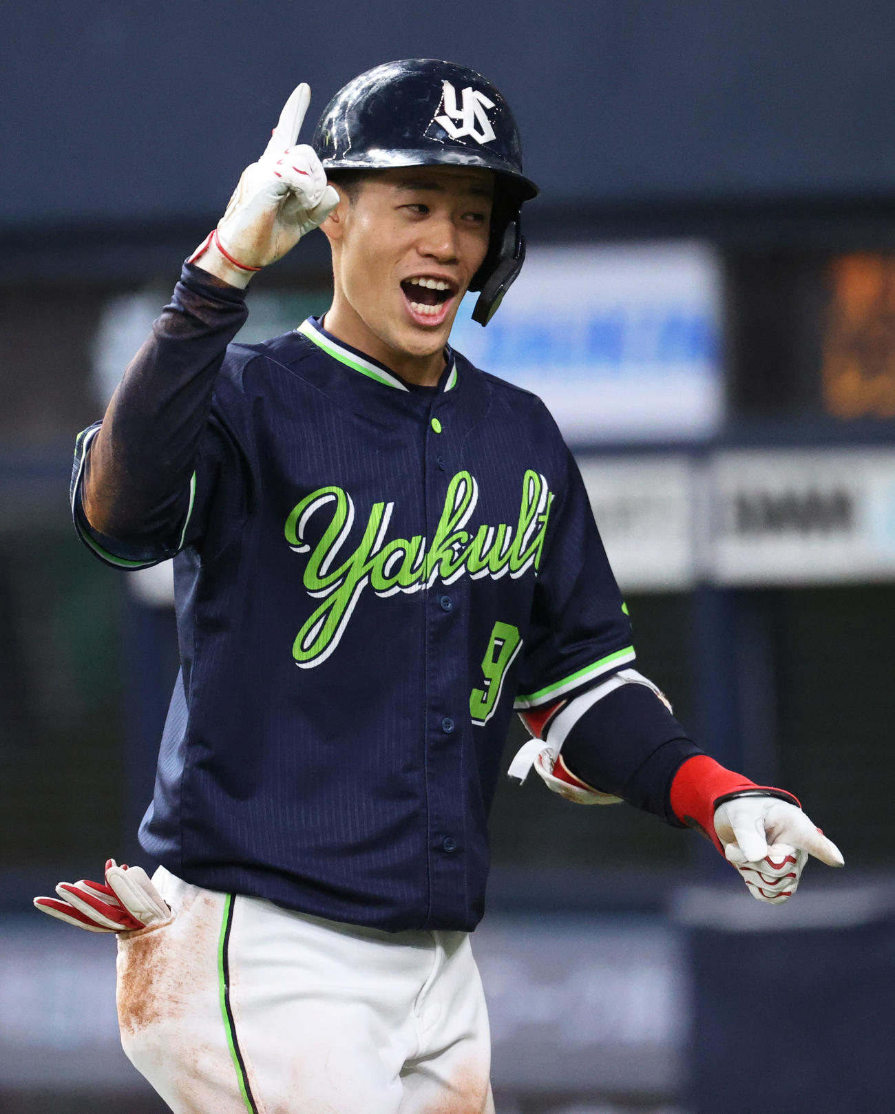 阪神対ヤクルト　7回表ヤクルト2死、塩見は右中間にランニング本塁打を放ち生還し喜ぶ（撮影・上山淳一）