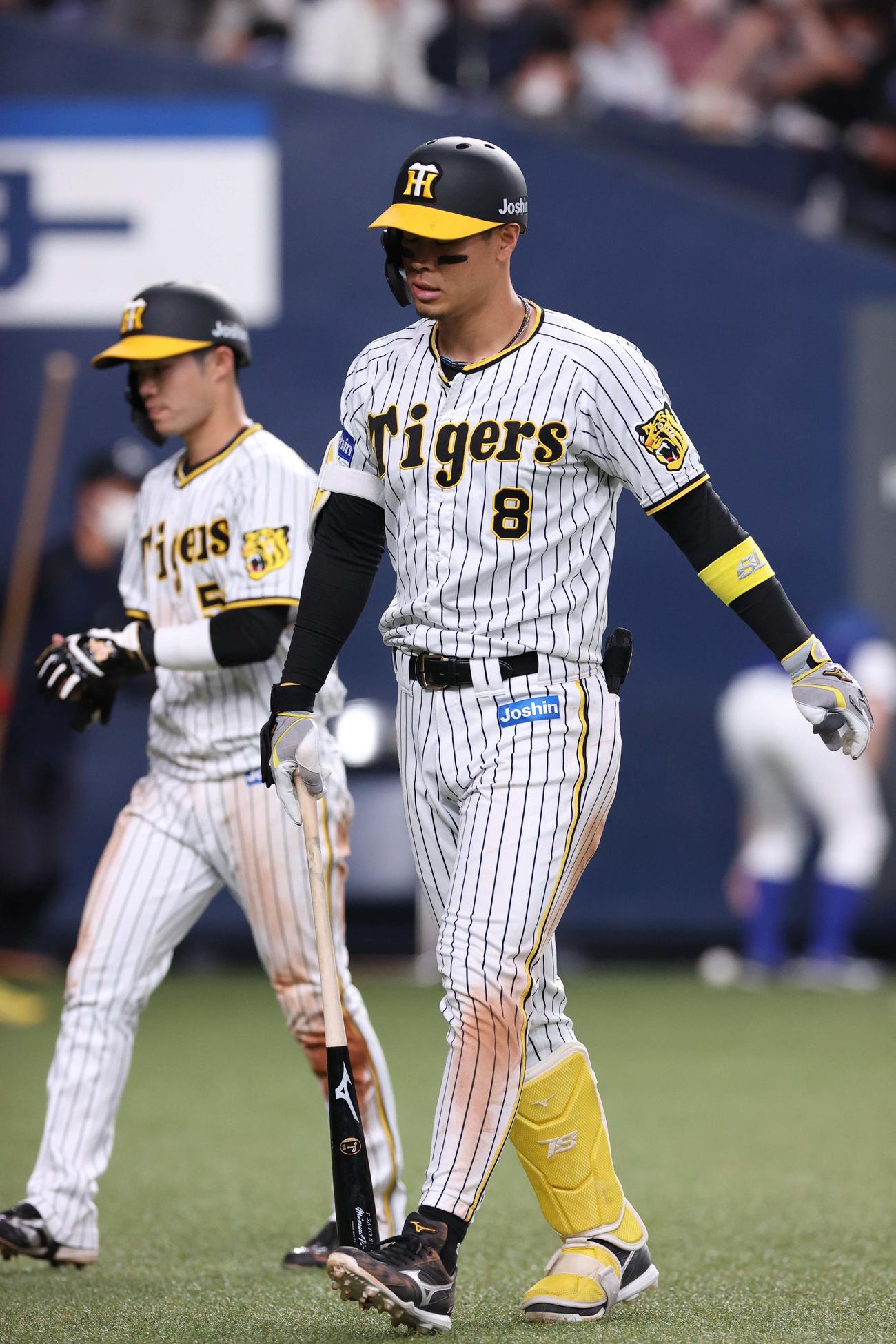 阪神対ヤクルト　3回裏阪神2死一、三塁、佐藤輝は三邪飛に倒れる（撮影・上田博志）