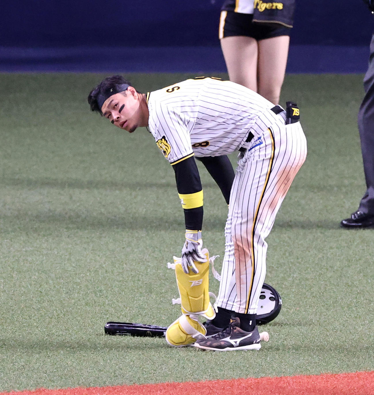 5回裏阪神2死一、二塁、佐藤輝は三振に倒れ防具を外す（撮影・加藤哉）