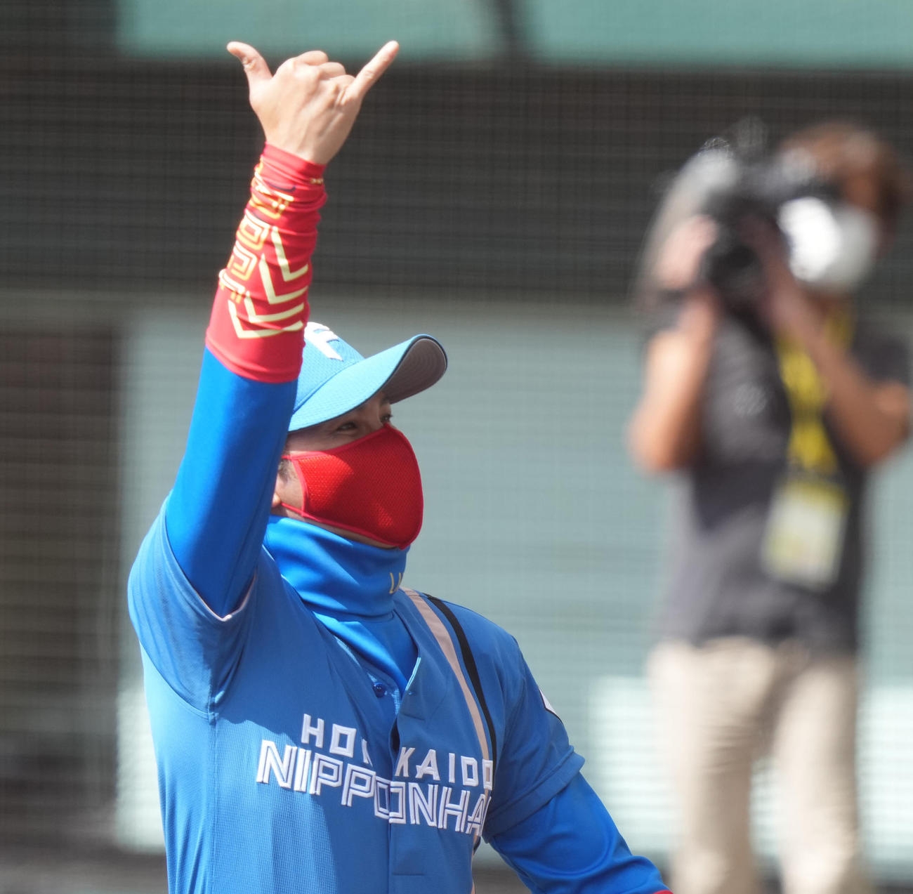 ビッグボスポーズでベンチへ戻る日本ハム新庄監督（2022年2月15日撮影）