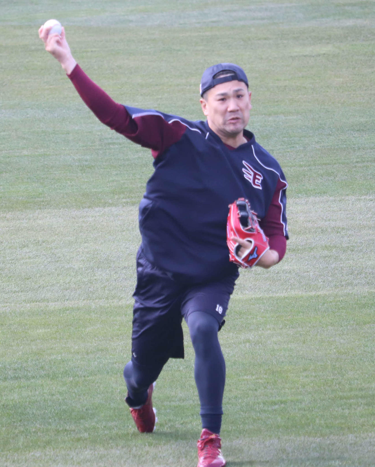キャッチボールをする楽天田中将（撮影・湯本勝大）