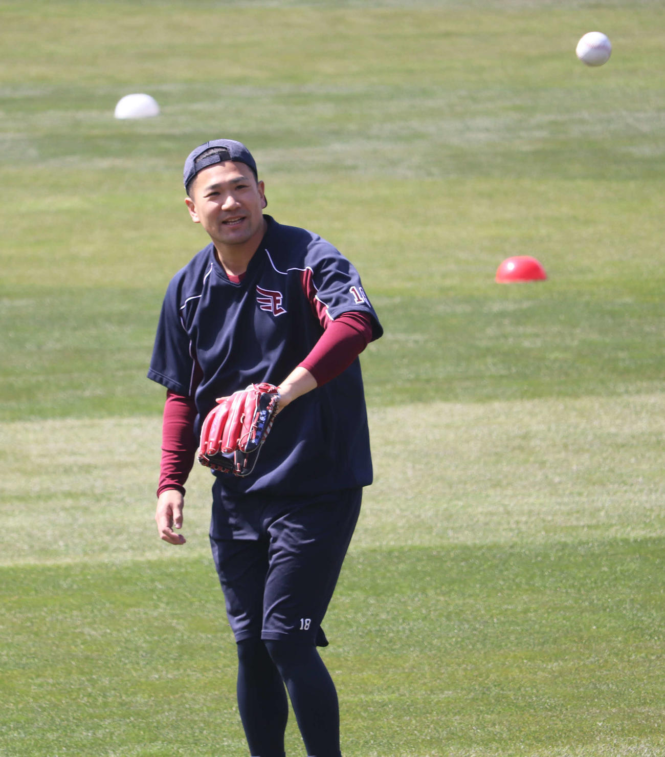 笑顔でキャッチボールをする楽天田中将（撮影・湯本勝大）