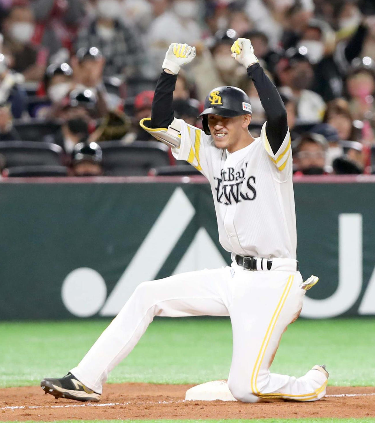 27日の日本ハム戦で、右中間に適時三塁打を放ちガッツポーズの三森（撮影・黒川智章）