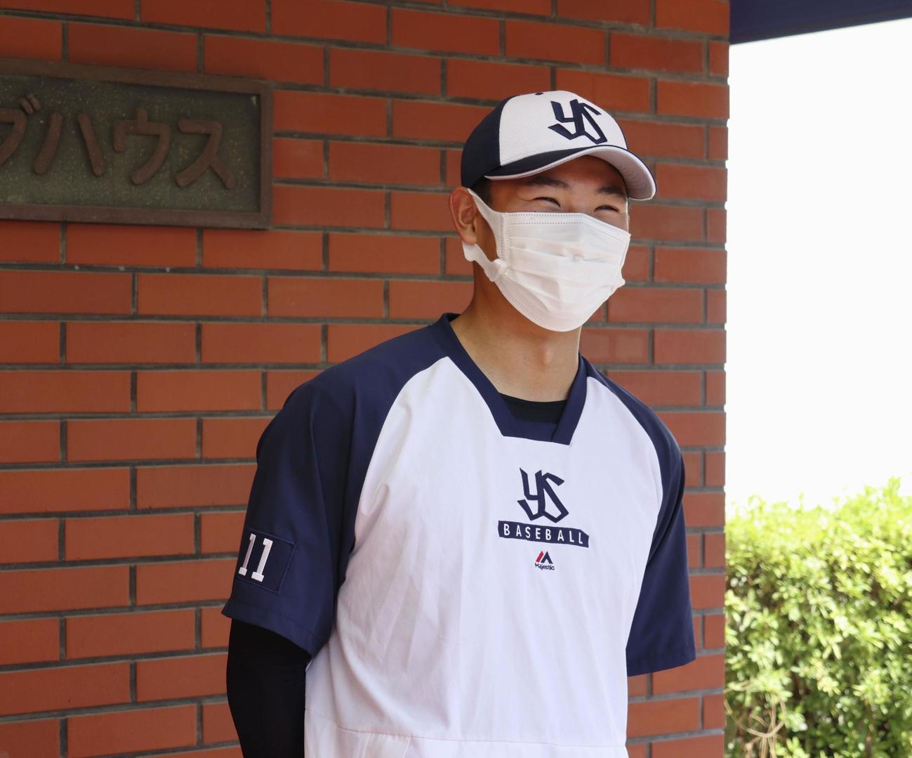 笑顔で取材に応じるヤクルトの奥川（共同）