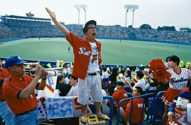 1992年の日本シリーズ第1戦。神宮球場の右翼席で応援の音頭を取る岡田正泰さん