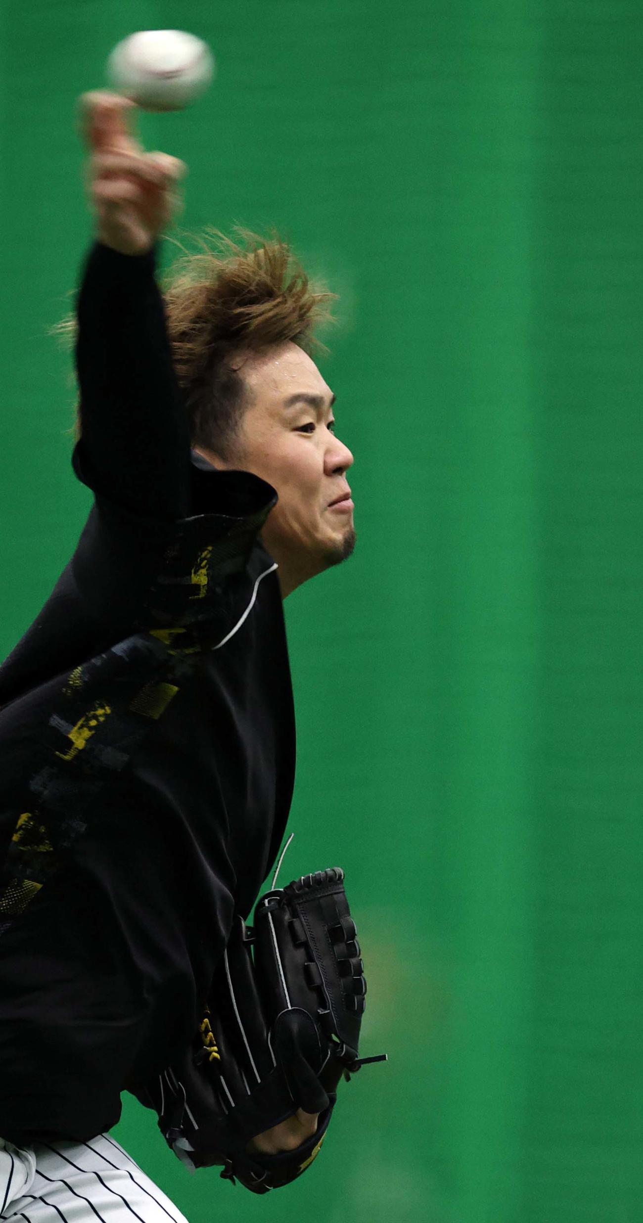 キャッチボールで調整する西勇（撮影・上田博志）