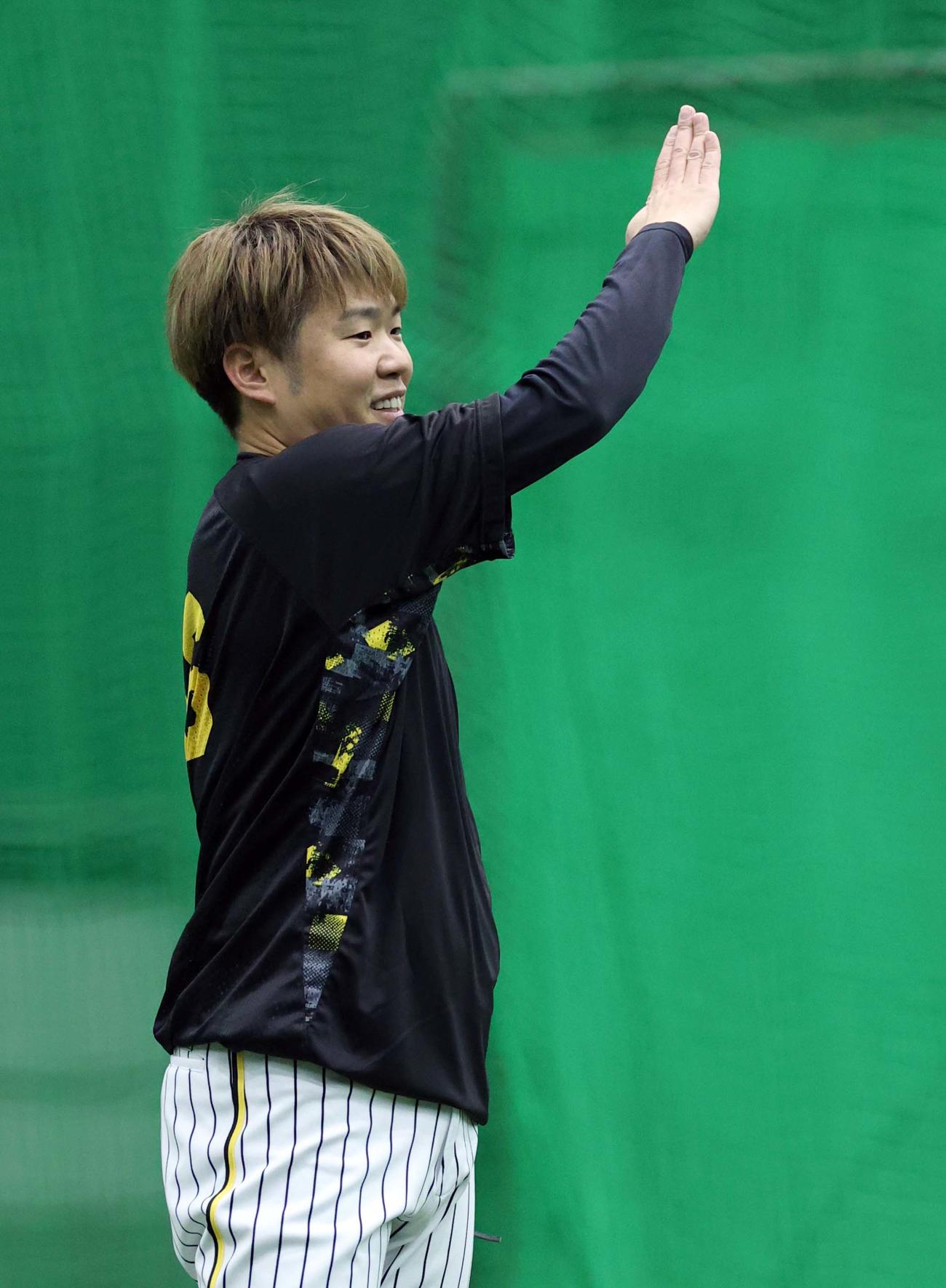 キャッチボールで調整する西勇（撮影・上田博志）
