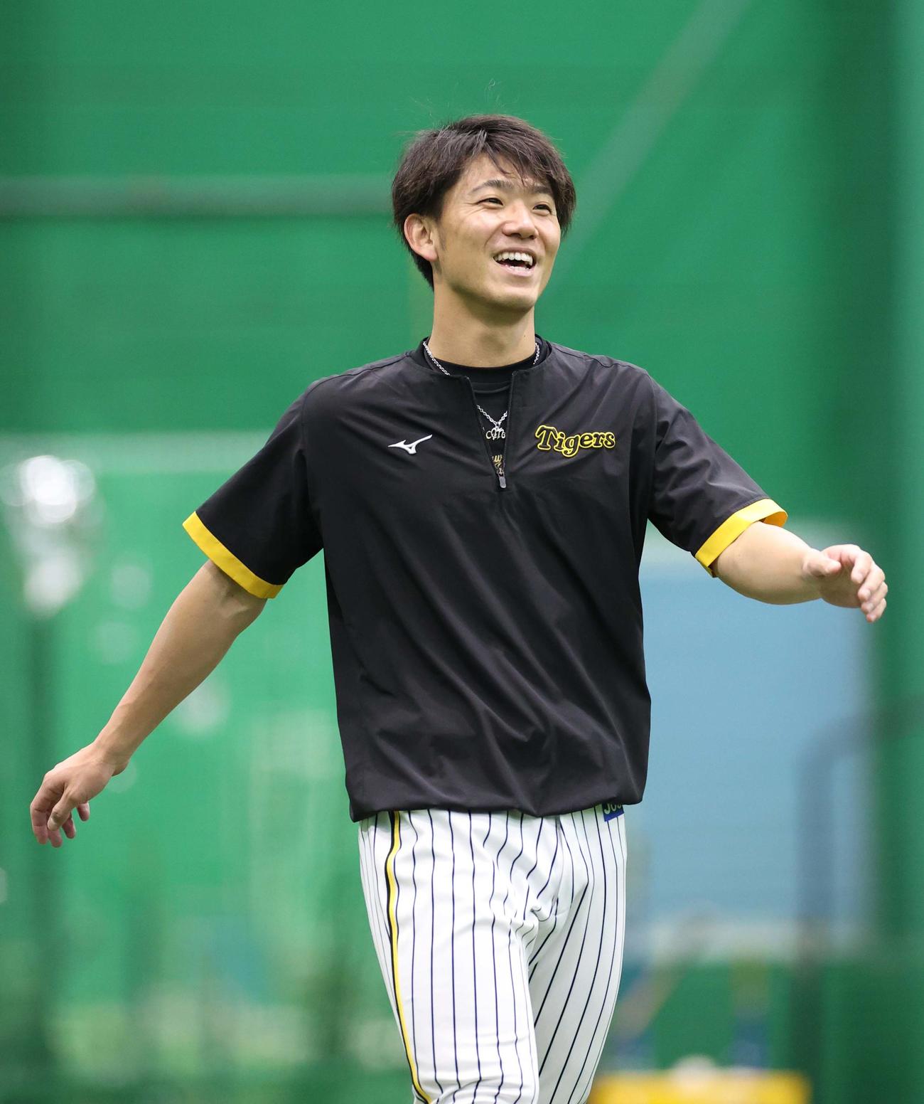 笑顔でウオームアップする伊藤将（撮影・上田博志）