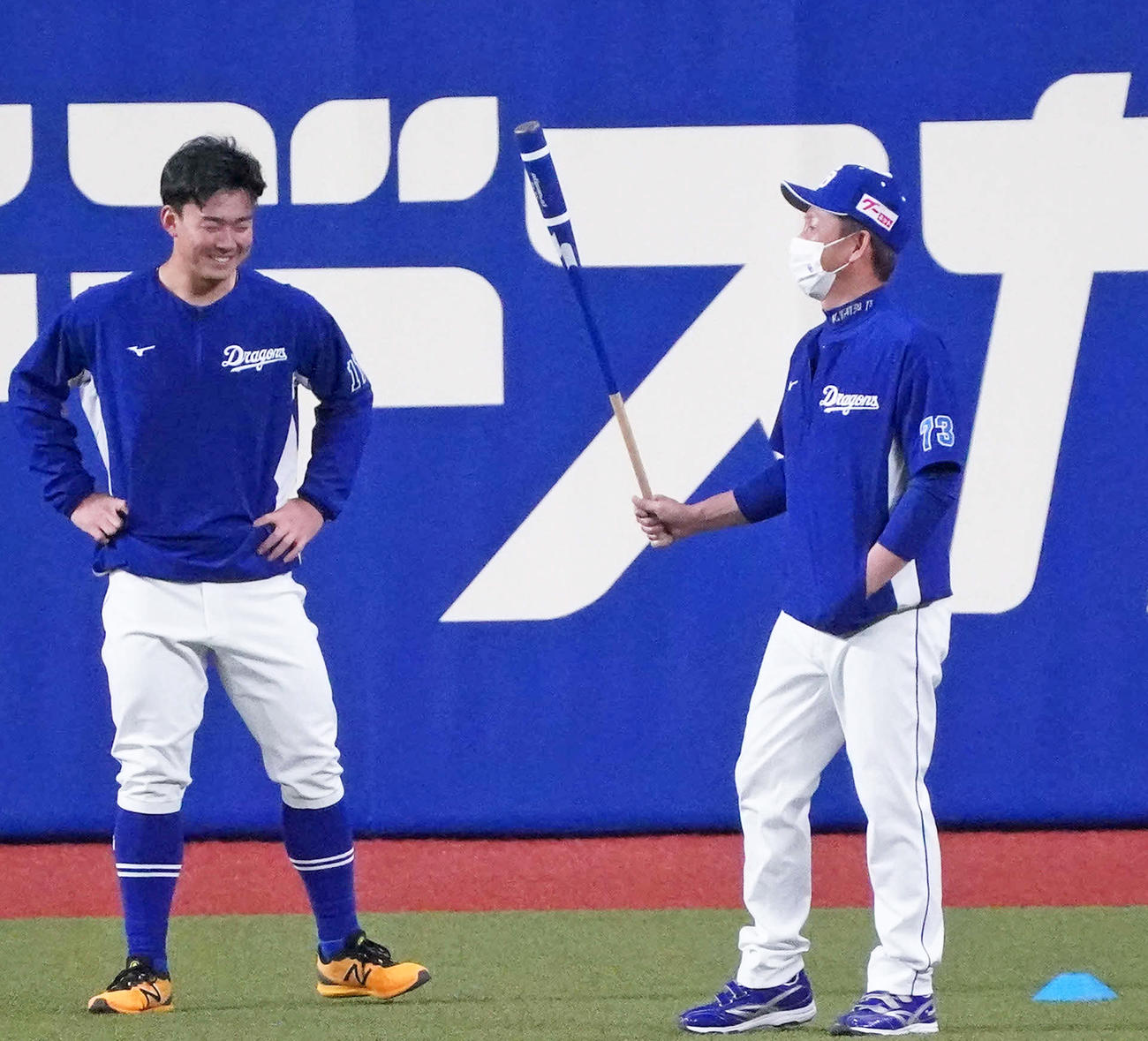 立浪監督（右）と談笑する小笠原（撮影・森本幸一）