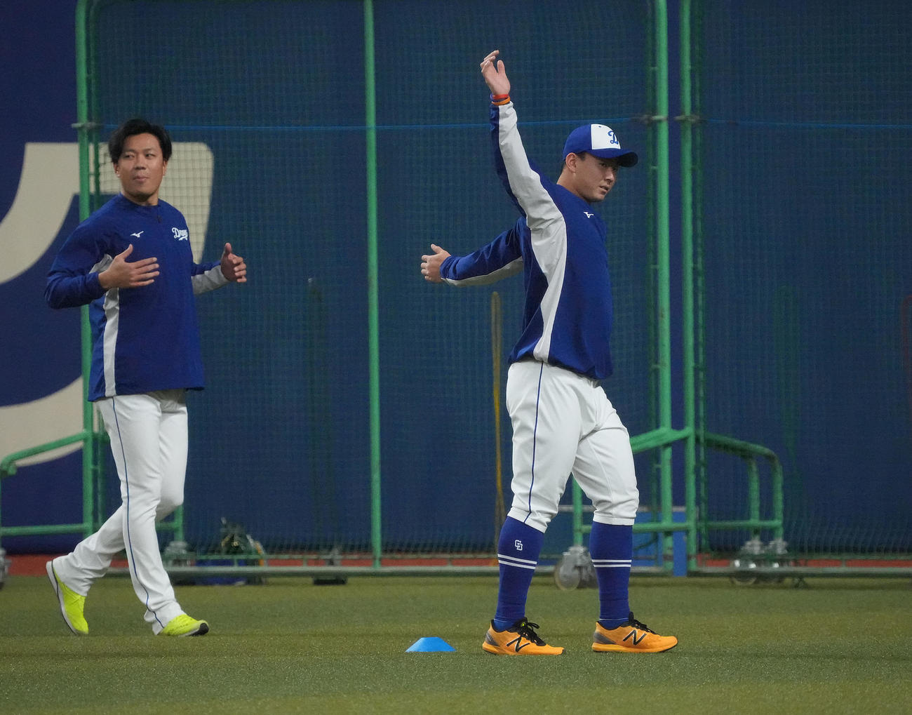 体をほぐす小笠原（右）と大野雄（撮影・森本幸一）
