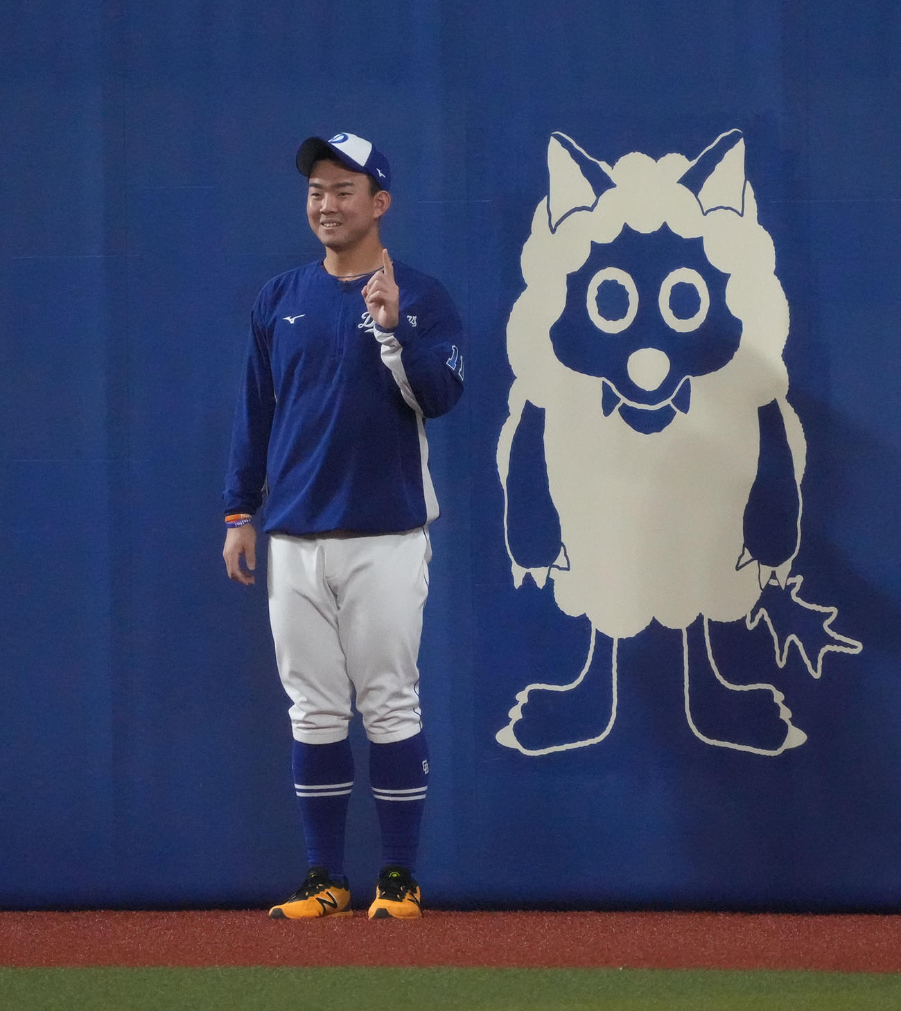 地元テレビ局のマスコットの前でポーズをとる小笠原（撮影・森本幸一）
