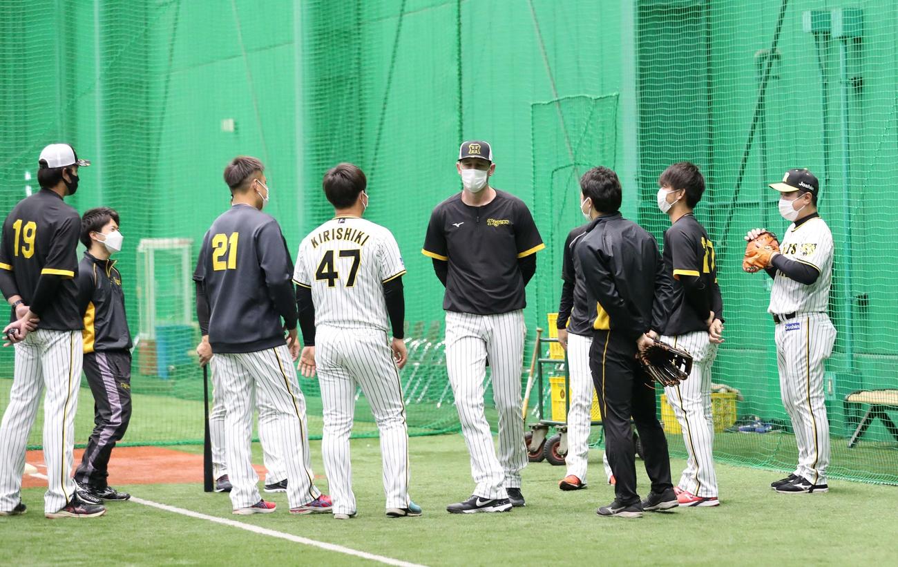 1軍投手指名練習に合流し、ナインにあいさつするガンケル（中央）（撮影・上田博志）