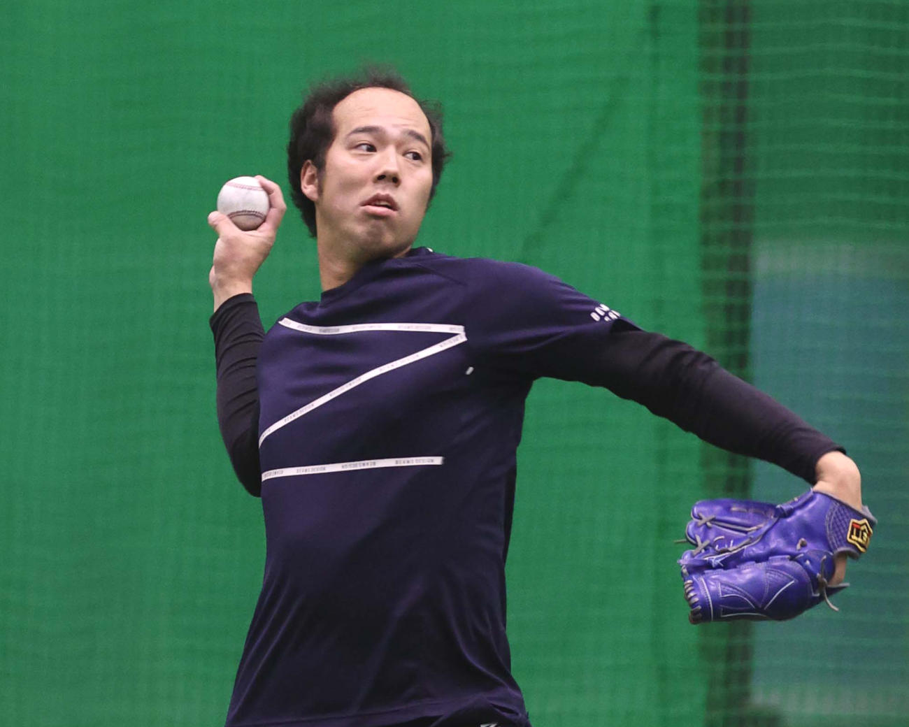 キャッチボールで調整する青柳（撮影・上田博志）