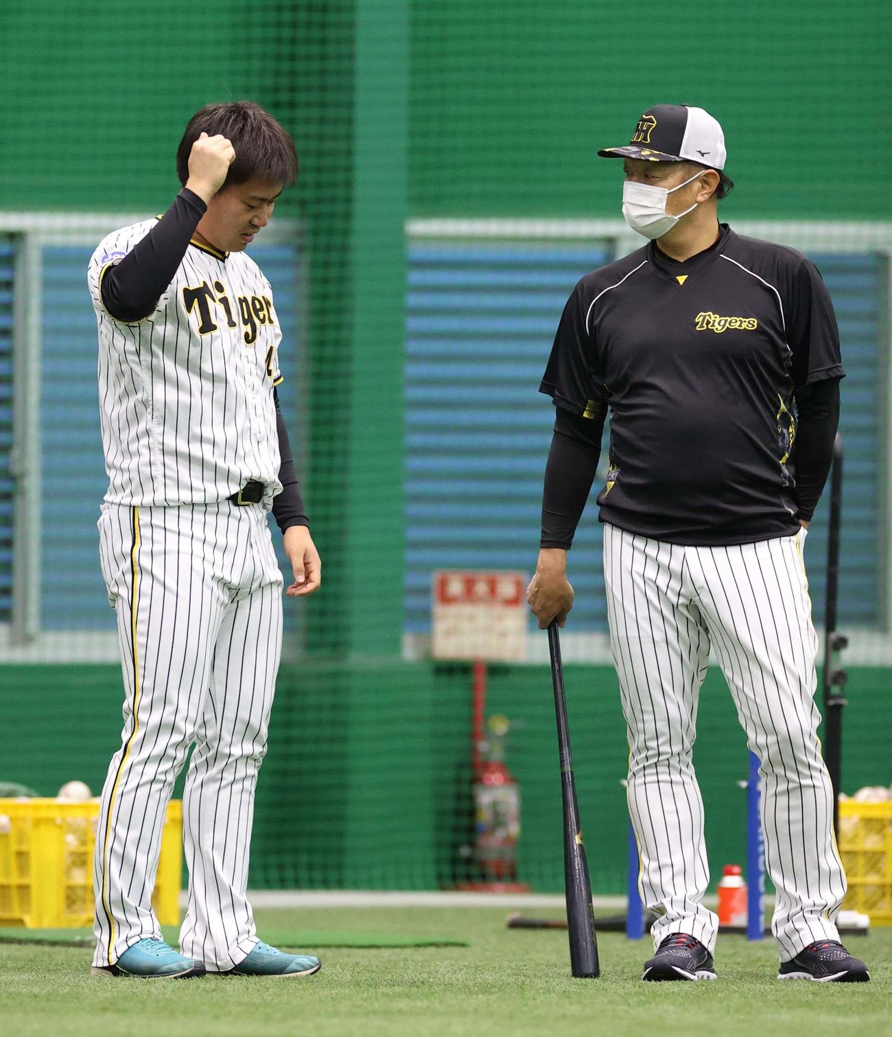 練習前に福原コーチ（右）に声を掛けられる桐敷（撮影・上田博志）