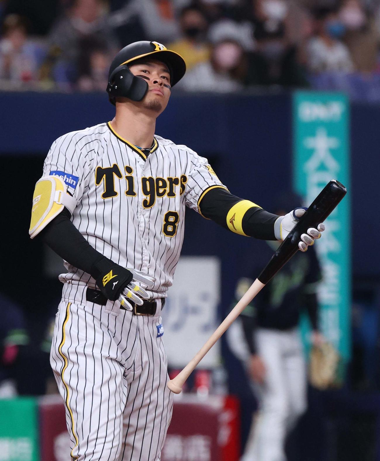 阪神対ヤクルト　1回裏阪神2死一塁、三振に倒れる佐藤輝（2022年3月26日撮影）